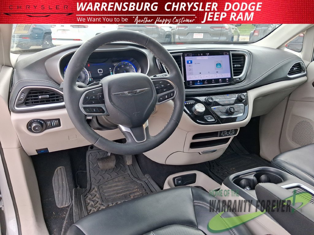 Used 2023 Chrysler Pacifica Touring-L FWD image 16