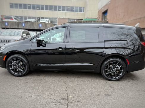New 2026 Chrysler Pacifica Limited w/ S Appearance Package AWD/4WD image 14
