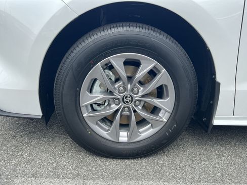 Used 2026 Toyota Sienna XLE AWD/4WD image 5