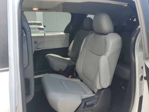 Used 2025 Toyota Sienna XLE FWD image 11