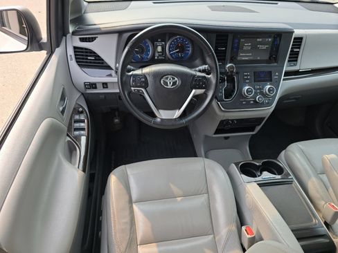Used 2017 Toyota Sienna XLE FWD image 24