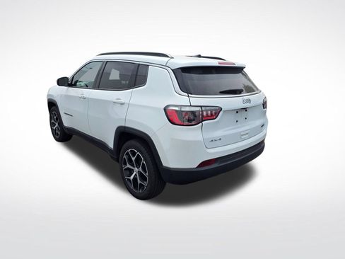 Used 2024 Jeep Compass Latitude AWD/4WD image 7