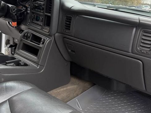 Used 2005 Chevrolet Silverado 2500 LT w/ Heavy-Duty Power Package image 23