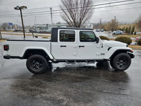 Used 2022 Jeep Gladiator Sport image 7