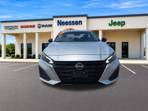Used 2024 Nissan Altima 2.5 SV FWD image 2