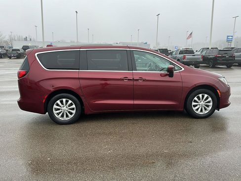 Used 2017 Chrysler Pacifica Touring w/ Tire & Wheel Group image 9