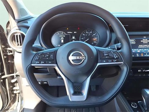 Used 2022 Nissan Kicks SV image 11