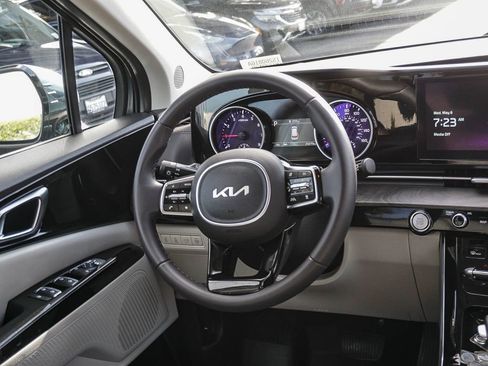 Used 2024 Kia Carnival EX FWD image 17