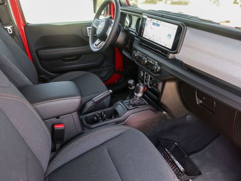 Used 2025 Jeep Wrangler Unlimited Sahara image 28