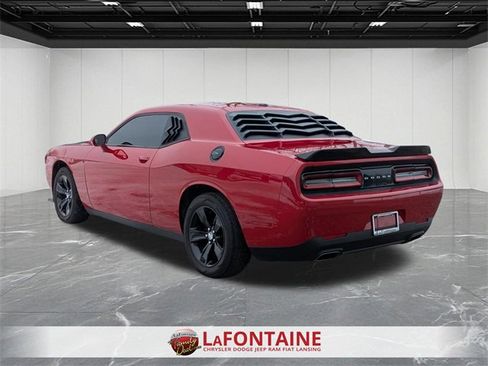Used 2015 Dodge Challenger SXT image 3
