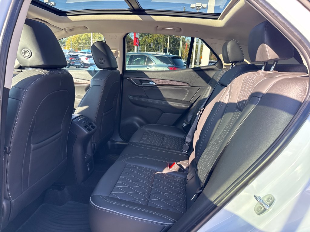 Certified 2022 Buick Envision Avenir w/ Technology Package II AWD/4WD image 9