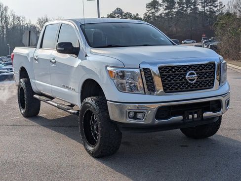 Used 2018 Nissan Titan SV image 3