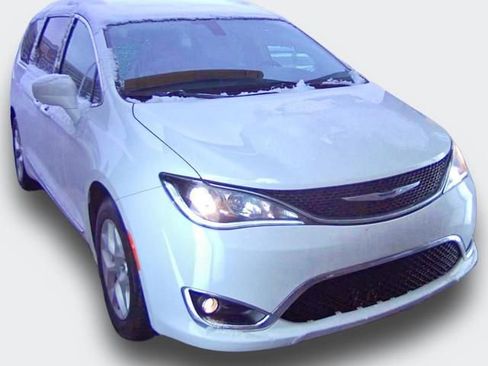 Used 2019 Chrysler Pacifica Touring-L Plus w/ Tire & Wheel Group image 1