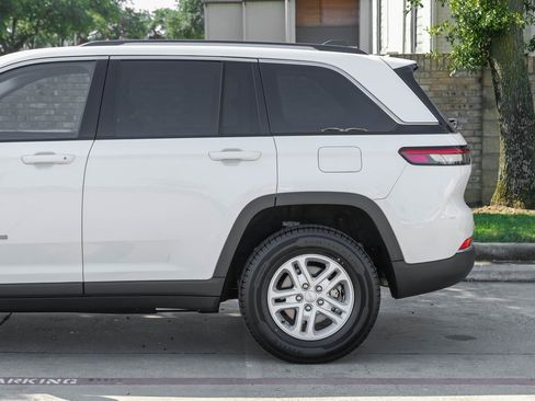 Used 2022 Jeep Grand Cherokee Laredo w/ Luxury Tech Group I image 17