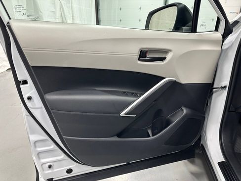 Used 2025 Toyota Corolla Cross L image 8