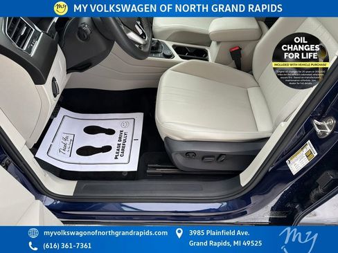 Used 2022 Volkswagen Tiguan SE w/ Panoramic Sunroof Package image 11