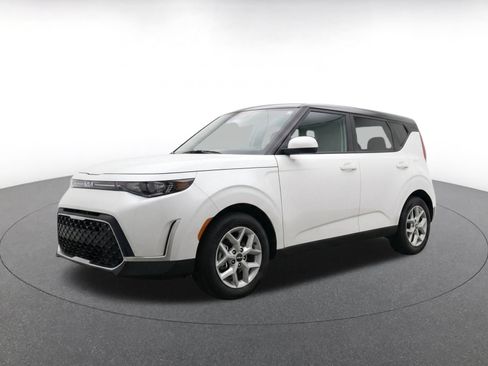 Used 2025 Kia Soul LX w/ LX Technology Package FWD image 3