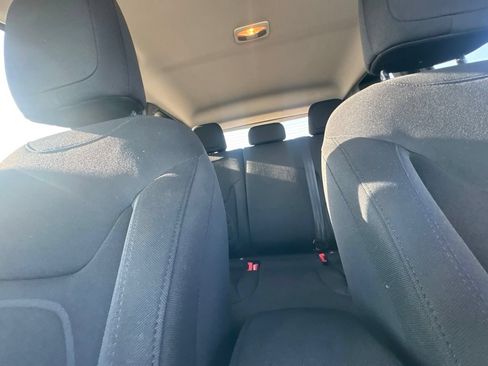 Used 2020 Jeep Renegade Latitude FWD image 38