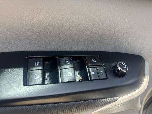 Used 2017 Toyota Highlander LE FWD image 10