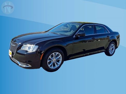 Used 2023 Chrysler 300 Touring RWD image 4