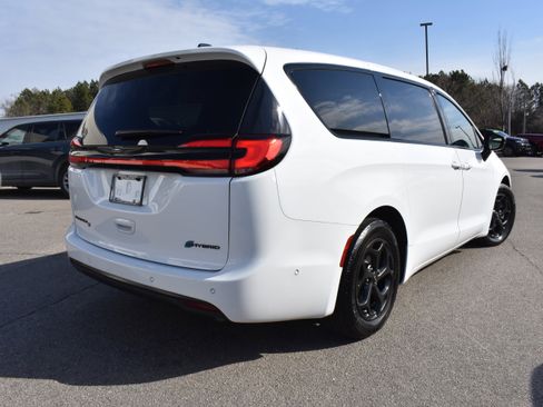 Used 2024 Chrysler Pacifica Hybrid S Appearance Pkg w/ Uconnect Theater Family Group image 9