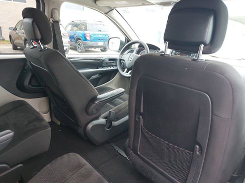 Used 2019 Dodge Grand Caravan SE image 12