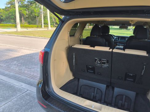 Used 2018 Kia Sedona SX FWD image 56