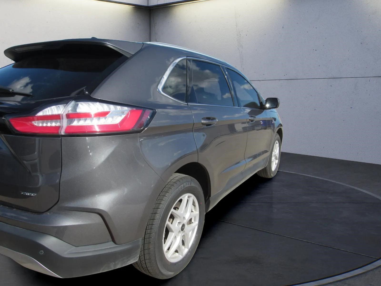 Used 2024 Ford Edge SEL w/ Convenience Package AWD/4WD image 3