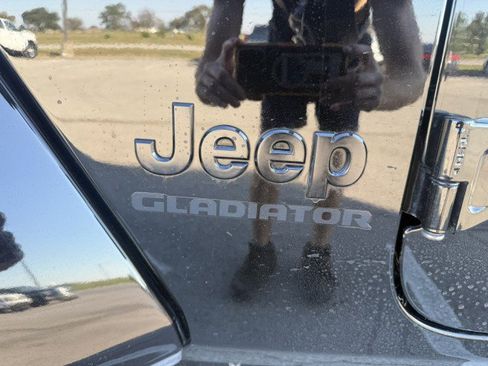 Used 2021 Jeep Gladiator Sport image 17