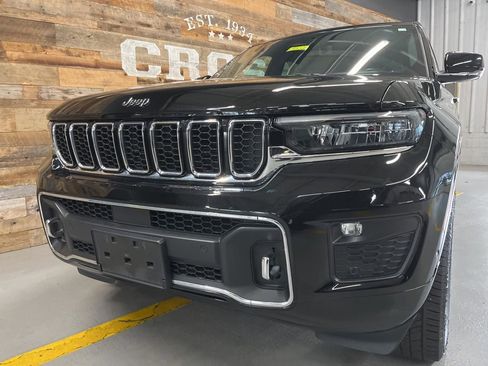 Used 2022 Jeep Grand Cherokee Overland w/ Luxury Tech Group IV AWD/4WD image 9