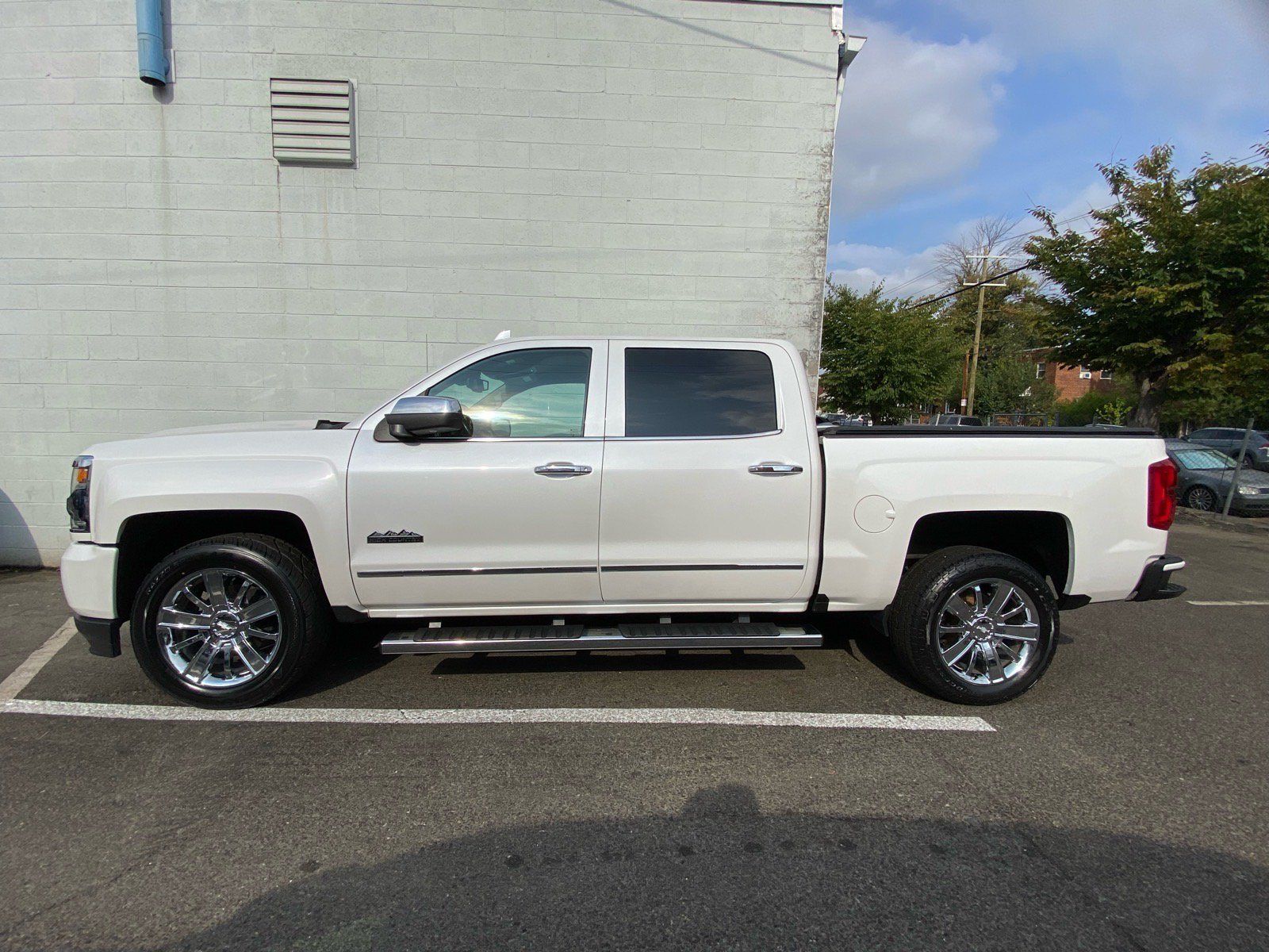 Used 2018 Chevrolet Silverado 1500 High Country RWD image 2
