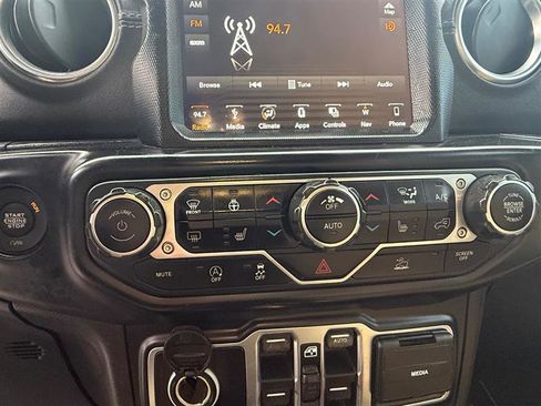 Used 2019 Jeep Wrangler Unlimited Sahara image 26