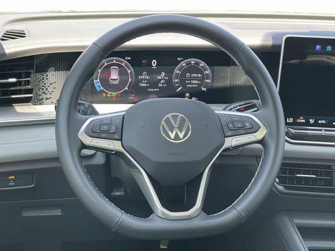Used 2026 Volkswagen Tiguan SE w/ Panoramic Sunroof Package FWD image 7