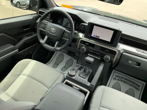 Used 2025 Toyota Tacoma SR5 AWD/4WD image 32