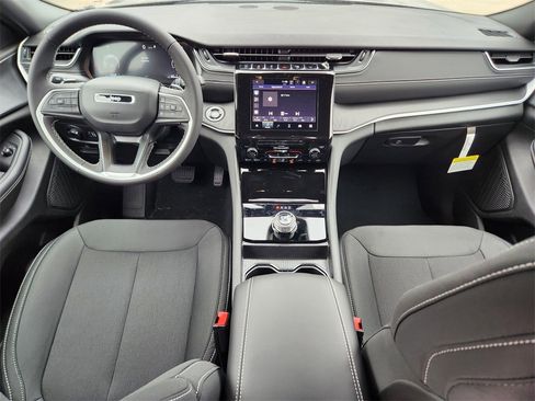 New 2025 Jeep Grand Cherokee Laredo image 19