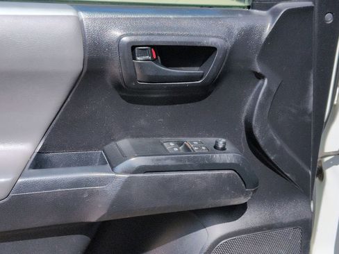 Used 2020 Toyota Tacoma SR AWD/4WD image 9