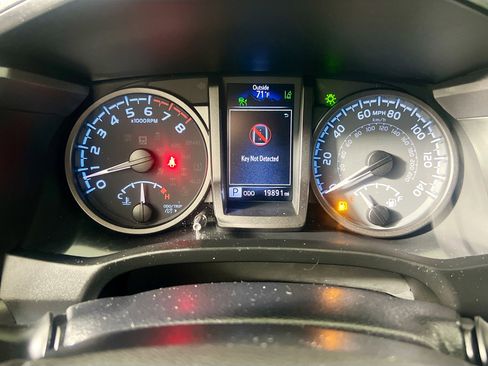 Used 2022 Toyota Tacoma TRD Sport w/ Technology Package image 23