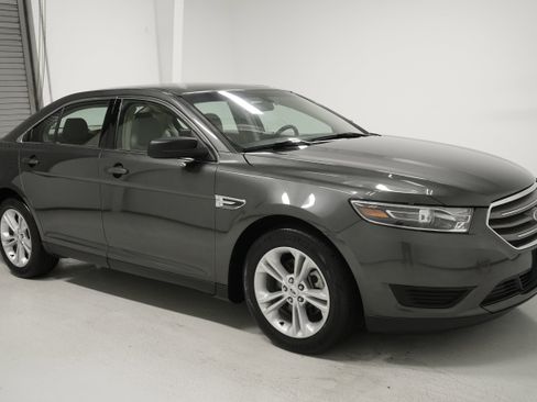 Used 2018 Ford Taurus SE image 3