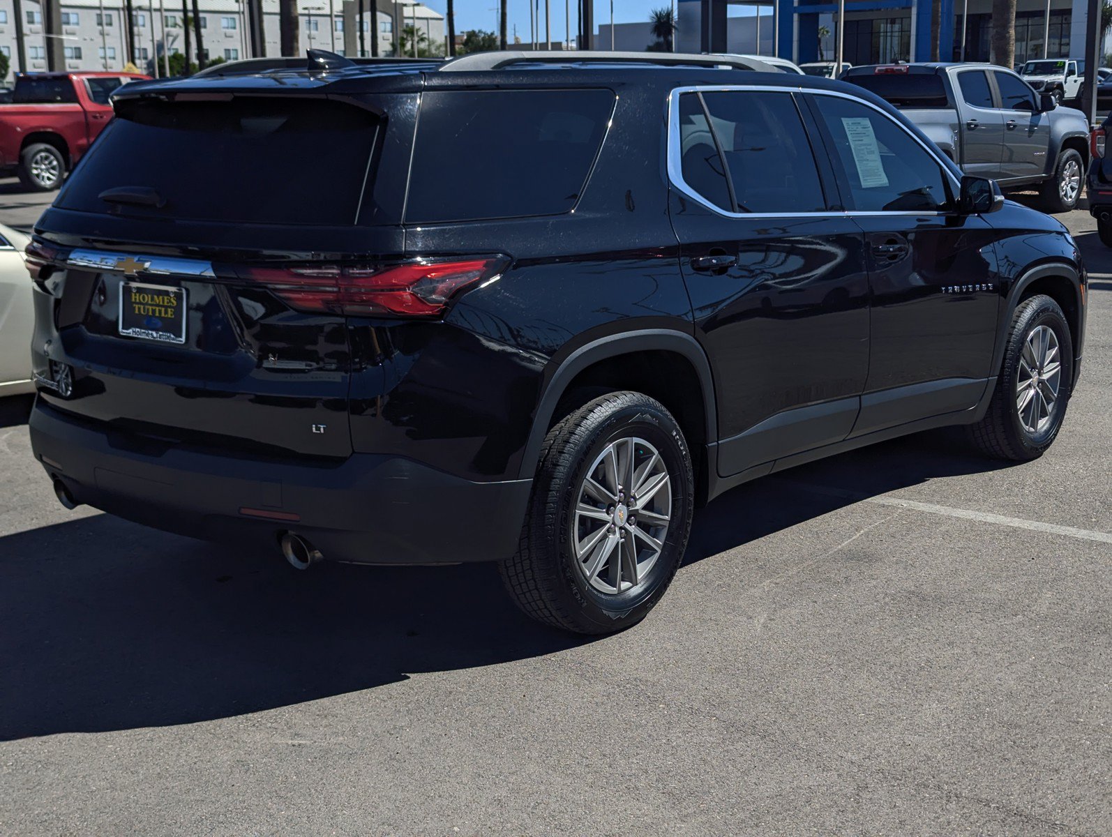 Used 2023 Chevrolet Traverse LT FWD image 2
