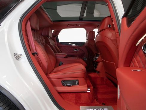 Used 2022 Bentley Bentayga image 62