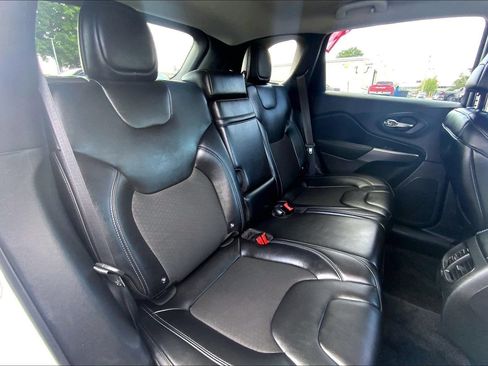 Used 2019 Jeep Cherokee Latitude Plus AWD/4WD image 18