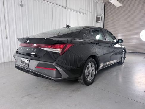 Used 2026 Hyundai Elantra SE FWD image 5