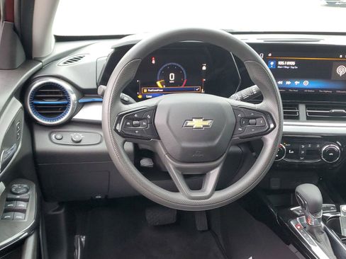 Used 2024 Chevrolet Trax LT FWD image 12