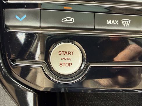 Used 2018 Jaguar XE image 33