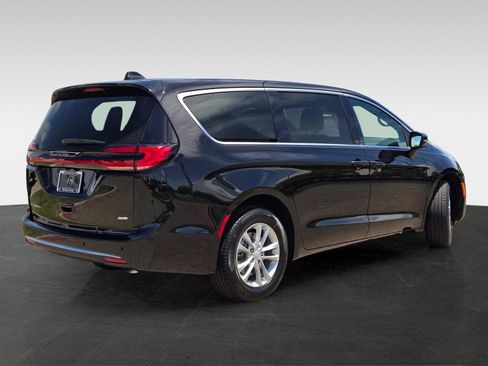 New 2027 Chrysler Pacifica Select w/ Family Tech Group AWD/4WD image 5