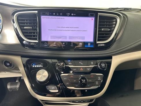 Used 2023 Chrysler Pacifica Touring-L image 21