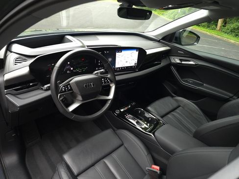 Used 2025 Audi Q6 e-tron Premium Plus w/ Premium Plus AWD/4WD image 2