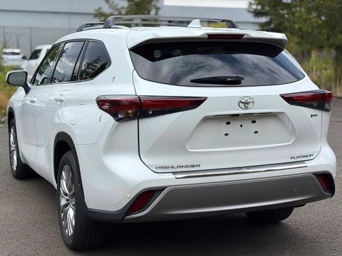 Used 2026 Toyota Highlander Platinum AWD/4WD image 3