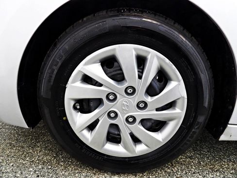 Used 2017 Hyundai Elantra SE image 17