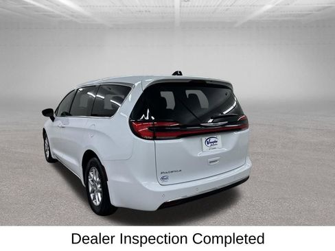 Used 2025 Chrysler Pacifica Select FWD image 9